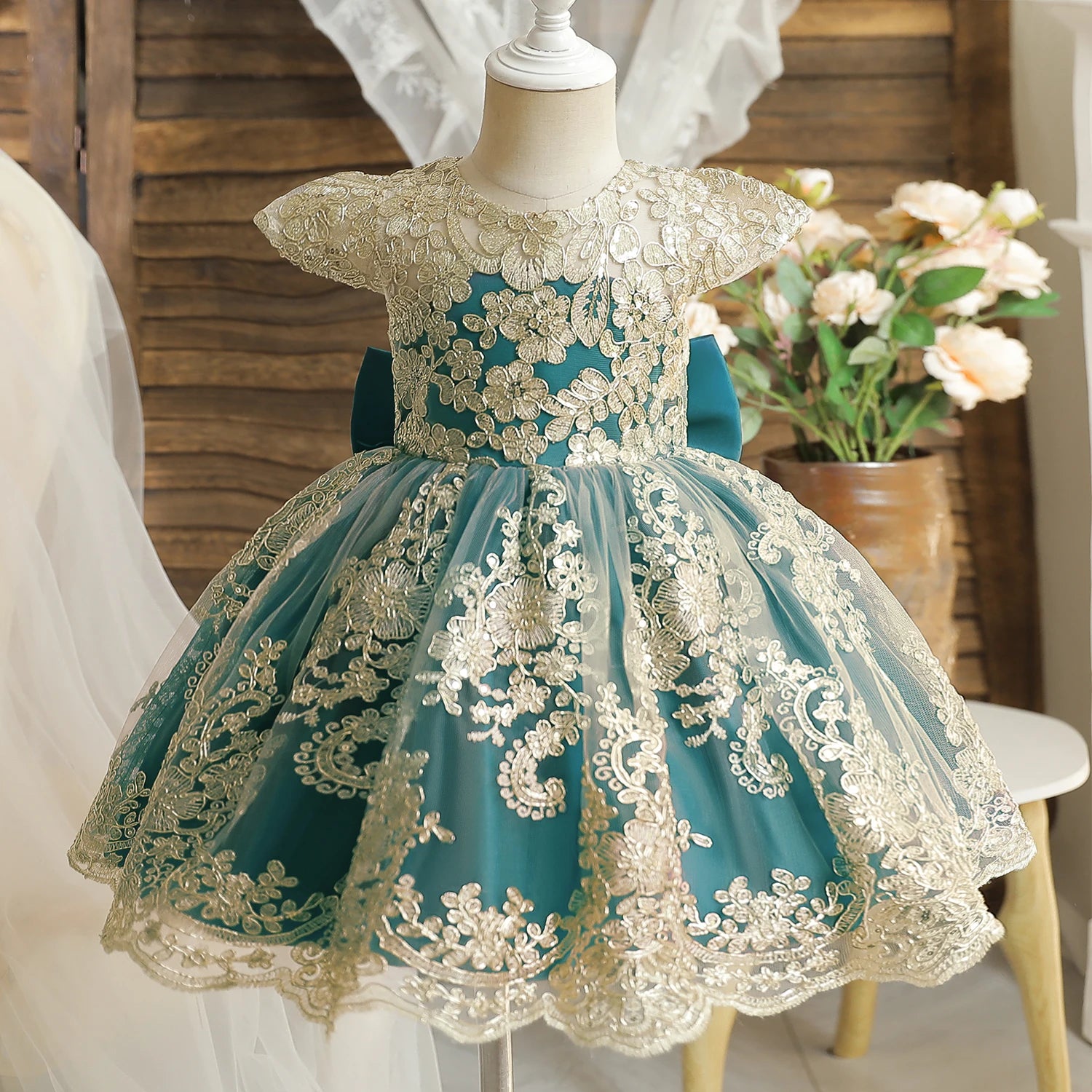 Robe de Princesse Dorée en Dentelle – Fille 9 mois à 5 ans Broderies délicates, volants raffinés – Pour anniversaire, baptême ou cérémonie